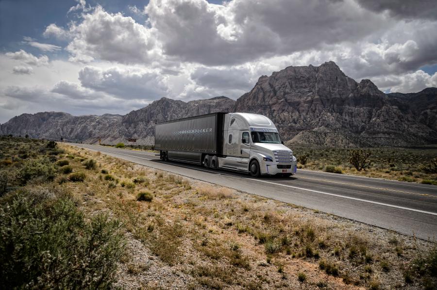  Freightliner Inspiration Truck 2015 года  (фото 3 из 15)
